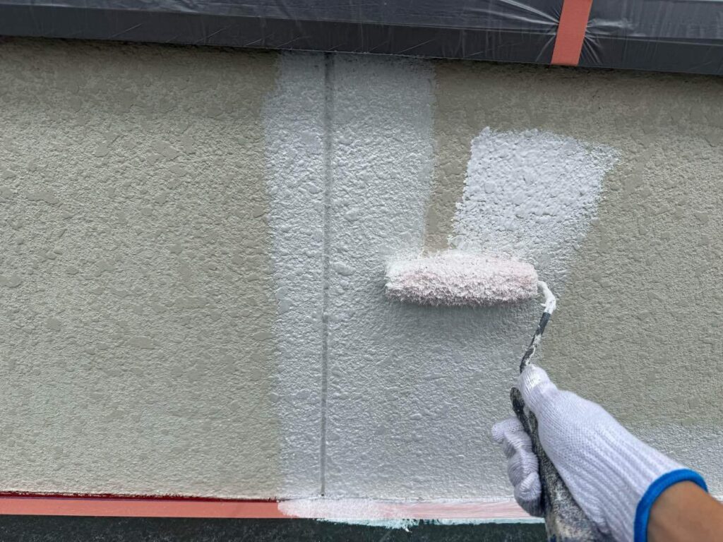 下塗り　愛西市大井町にてプレマテックスのウルトラSiで外壁塗装を施工中