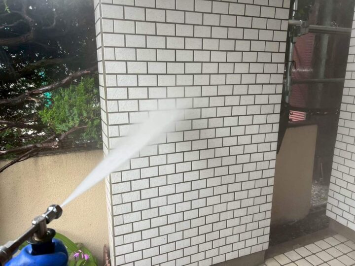 高圧洗浄　愛西市大井町にてアステックペイントのスーパーラジカルシリコンGHで外壁塗装を施工中　アートペインズ