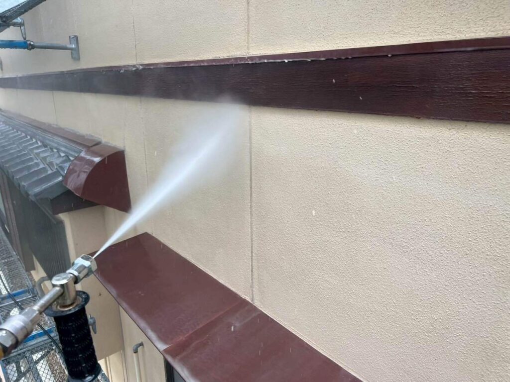 高圧洗浄　愛西市大井町にてアステックペイントのスーパーラジカルシリコンGHで外壁塗装を施工中　アートペインズ