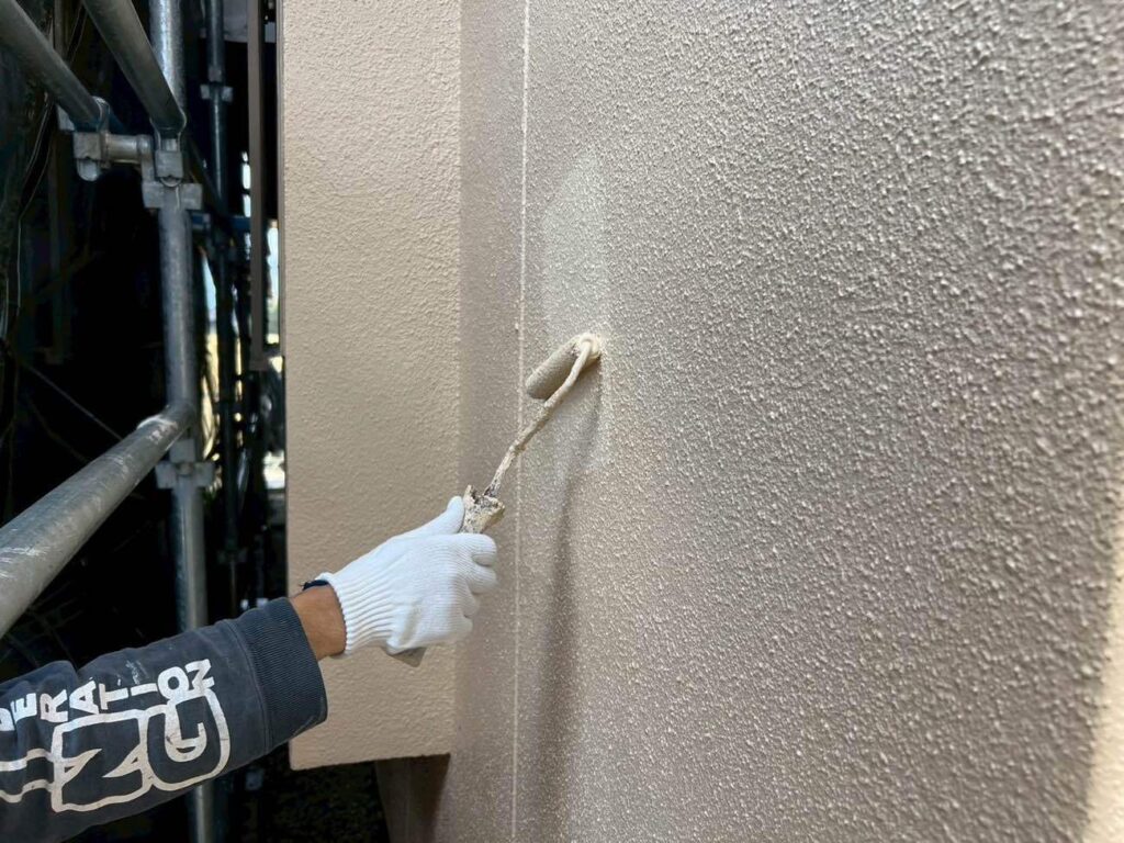 上塗り　愛西市大井町にてアステックペイントのスーパーラジカルシリコンGHで外壁塗装を施工中　アートペインズ