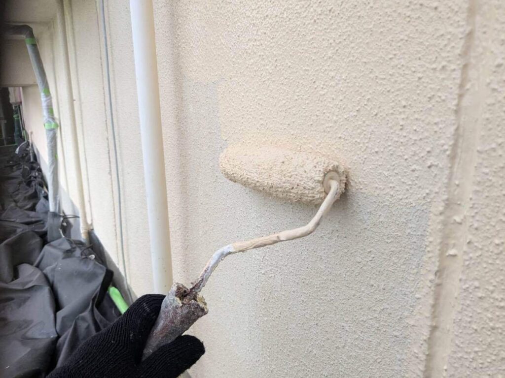 中塗り　愛西市大井町にてアステックペイントのスーパーラジカルシリコンGHで外壁塗装を施工中　アートペインズ