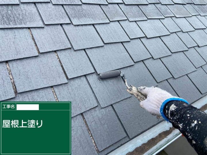 上塗り　津島市愛宕町にてプレマテックスのウルトラSiで屋根塗装を施工中　アートペインズ