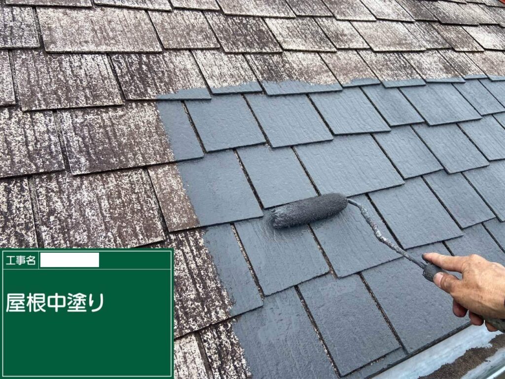 中塗り　津島市愛宕町にてプレマテックスのウルトラSiで屋根塗装を施工中　アートペインズ