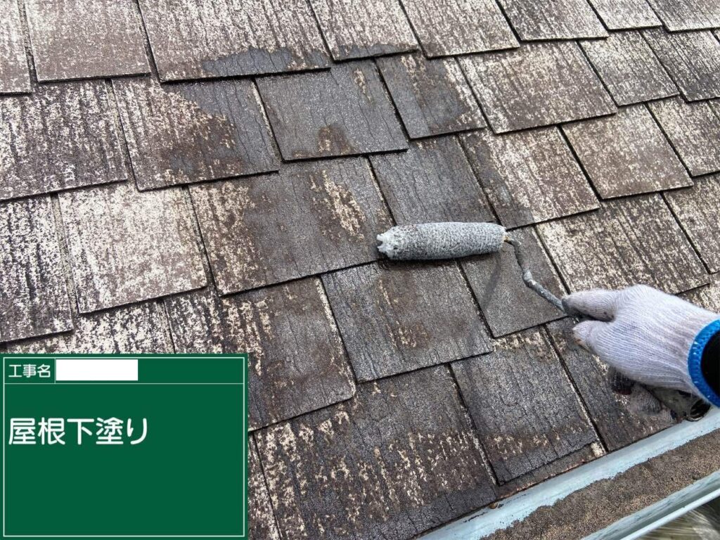 下塗り　津島市愛宕町にてプレマテックスのウルトラSiで屋根塗装を施工中　アートペインズ