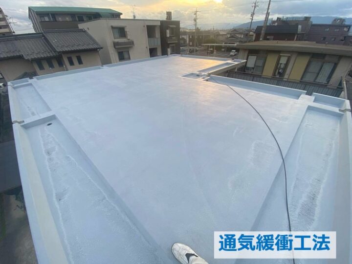 通気緩衝工法は、屋上などの広い場所や、築年数の古い建物に有効です　アートペインズ