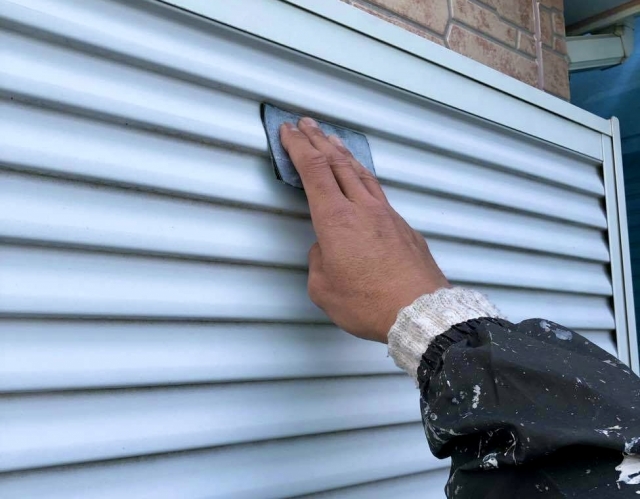 下地処理は、塗装工事を成功に導くための大切な工程です