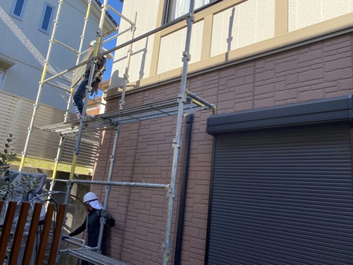 津島市での足場設置作業の様子　アートペインズ